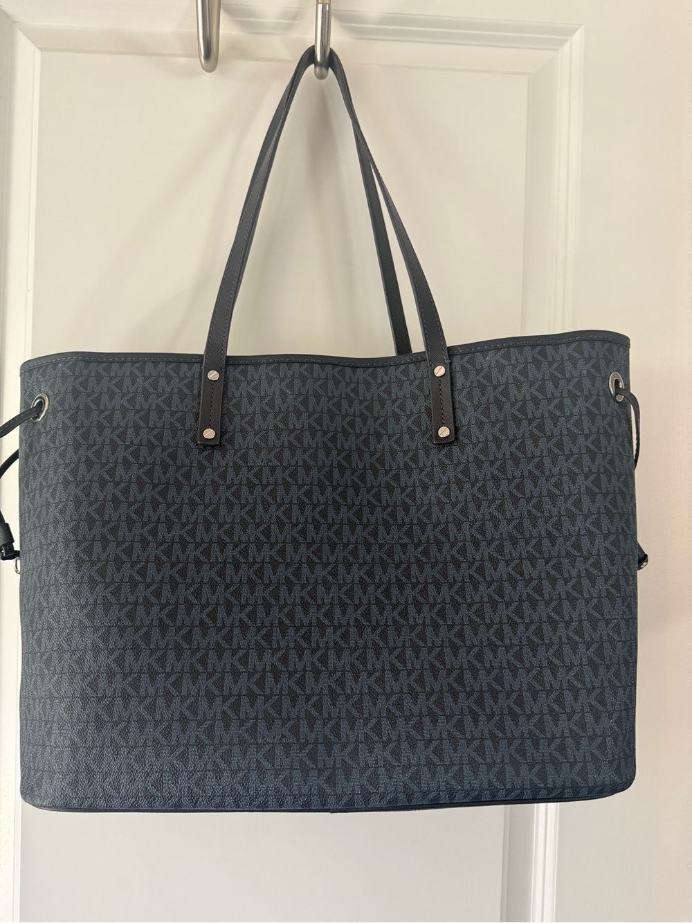 Michael Kors Signature Jet Set Travel Large Drawstring Tote with Center Stripe. - Picture 2 of 13